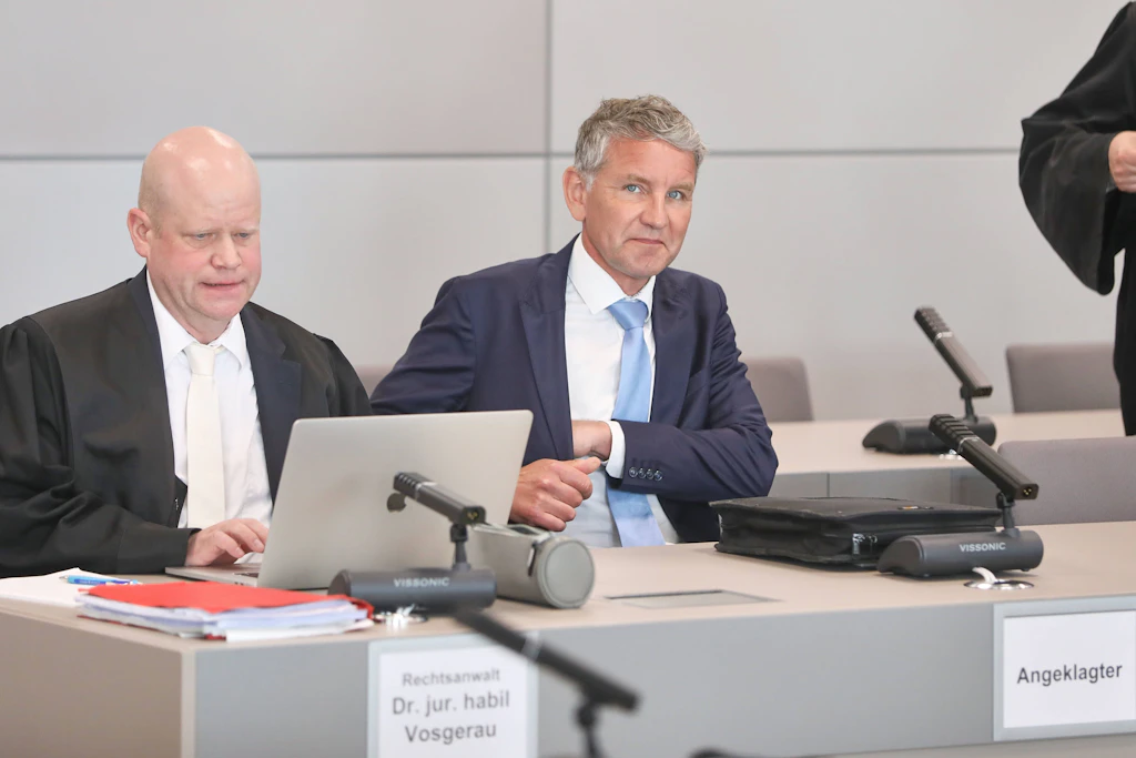 Thüringens AfD-Vorsitzender Björn Höcke (r.) neben seinem Anwalt vor Gericht in Halle an der Saale. Können Richter, die sich für ein AfD-Verbotsverfahren aussprechen, noch über Parteifunktionäre urteilen?