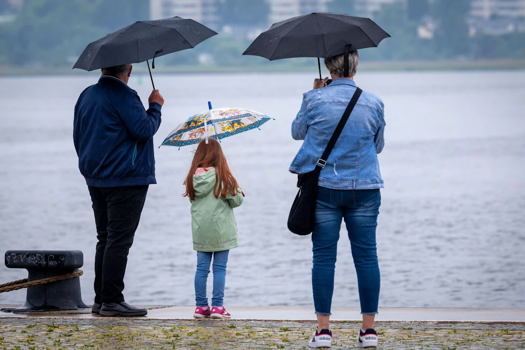 Am Sonntag werden im Norden und Nordosten Regen, Schauer und Gewitter erwartet.