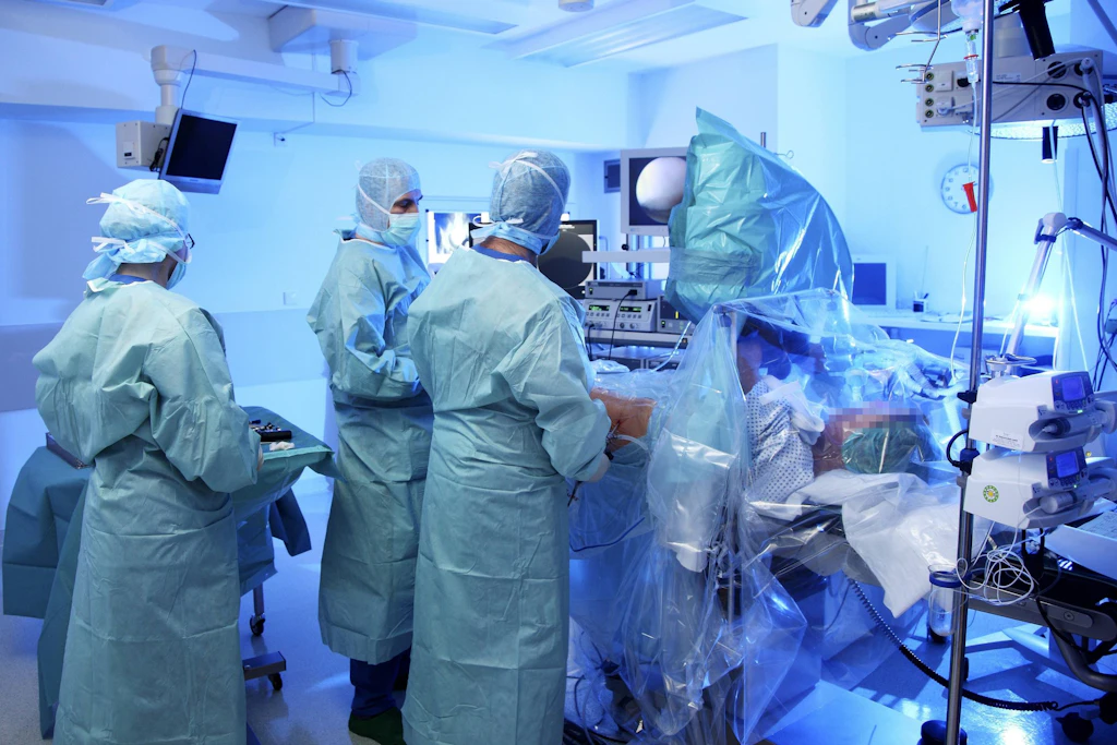 Ein OP-Team setzt bei einem Patienten eine Hüft-Endoprothese ein.