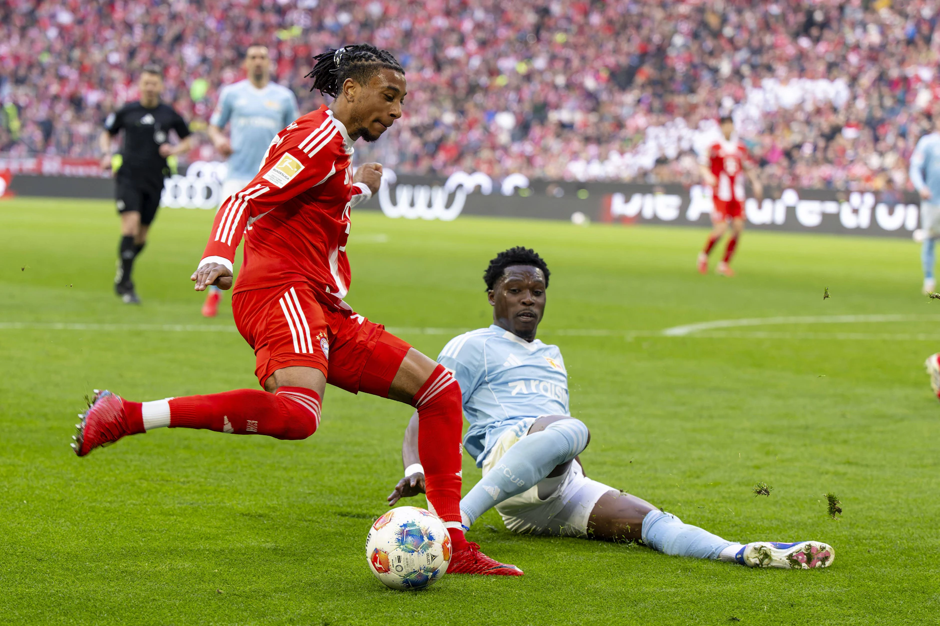 Im März kassierten Derrick Köhn (r.) und Union eine 0:4-Niederlage bei den Bayern um Michael Olise.
