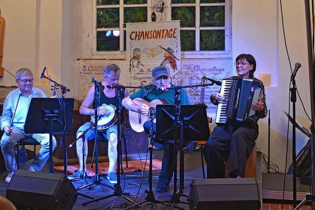Tommi Riedel mit Band bei seinem Auftritt bei den Chansontagen in Michaelstein