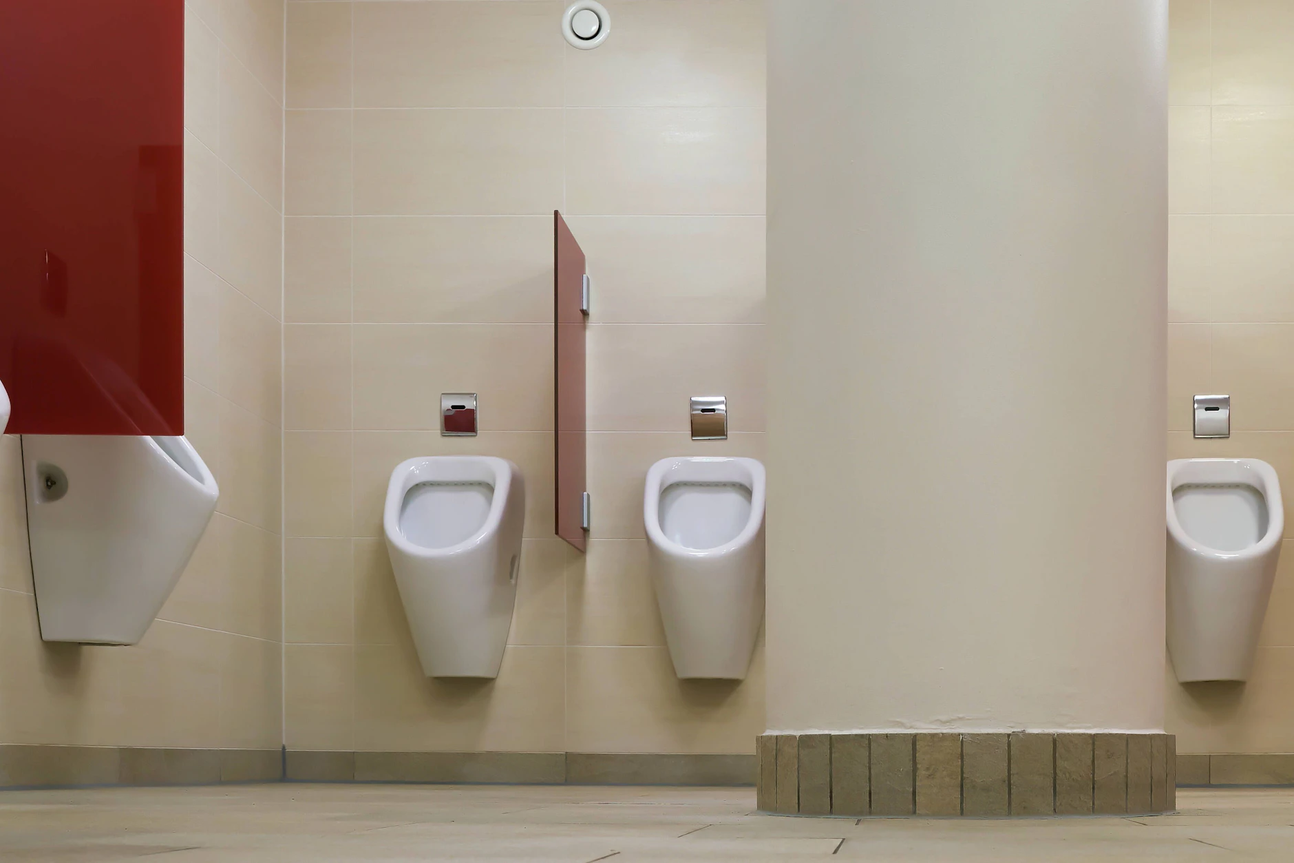 Blick in die Herrenabteilung einer öffentlichen Toilette in Berlin. Dort soll man sich auch künftig bei Hitze abkühlen.