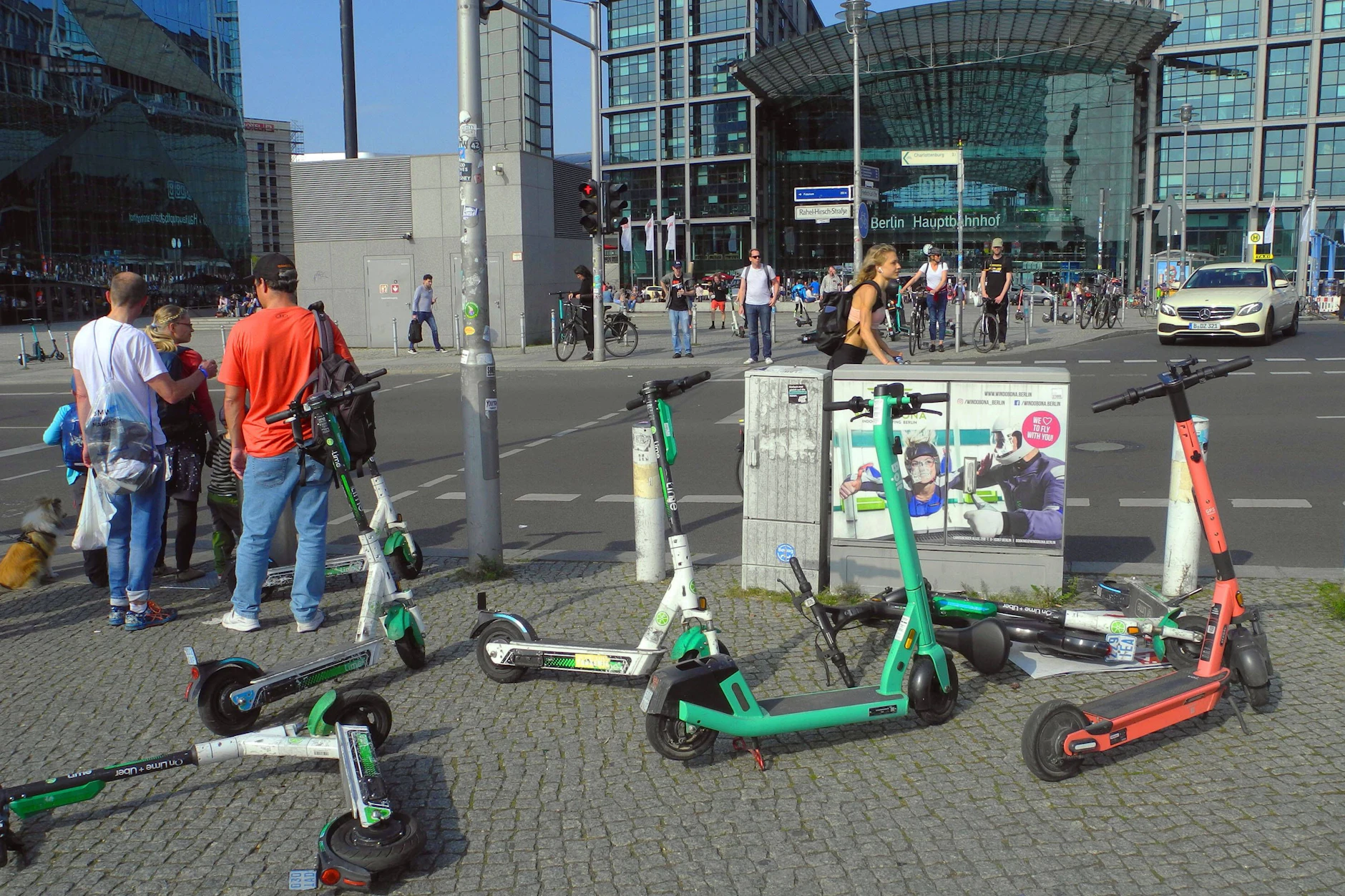 Immer wieder ein Propblem: E-Scooter, die vor dem Hauptbahnhof Berlin achtlos auf dem Gehweg abgestellt werden.