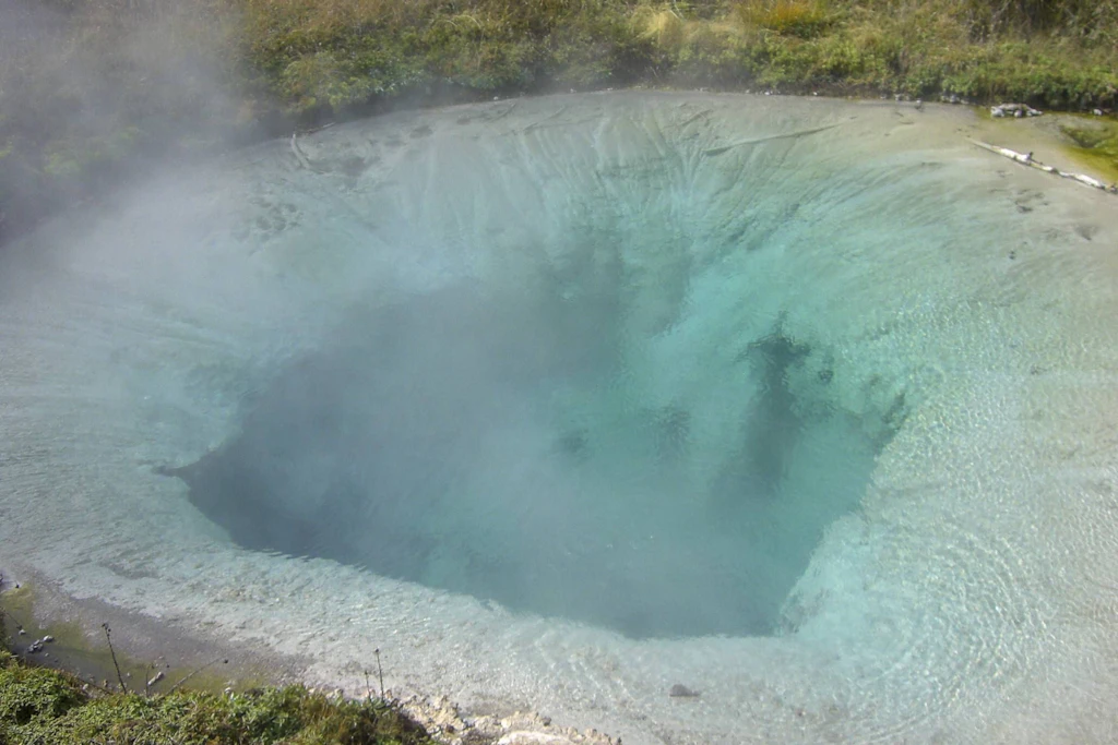 Geysire veranschaulichen hydrothermale Aktivität, wie sie frühe Asteroideneinschläge in der Erdkruste ermöglicht haben könnten.