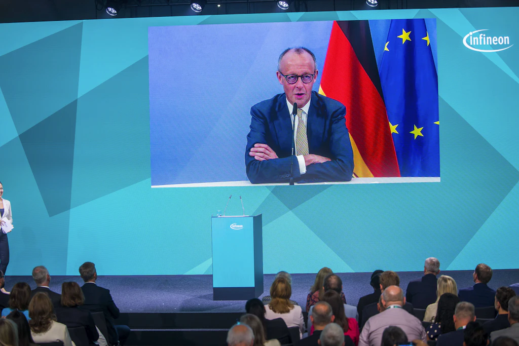 Per Video vor Ort: Bundeskanzler Friedrich Merz ließ es sich nicht nehmen, per Live-Schalte Grußworte nach Dresden zu senden.