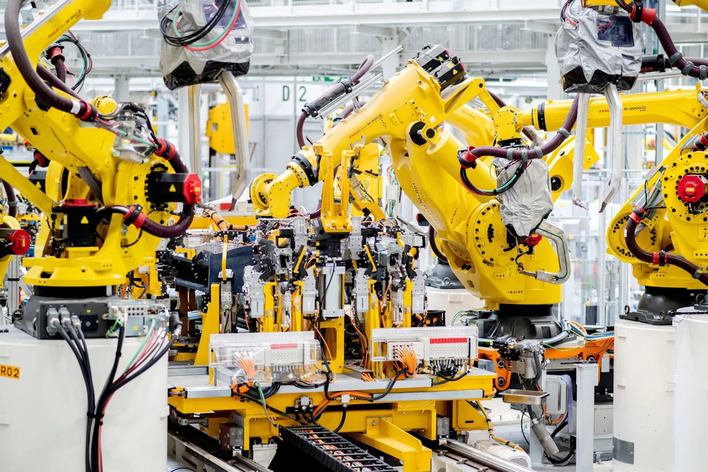 China baut den Einsatz von Industrierobotern weiter aus und führt bei den weltweiten Neuinstallationen.