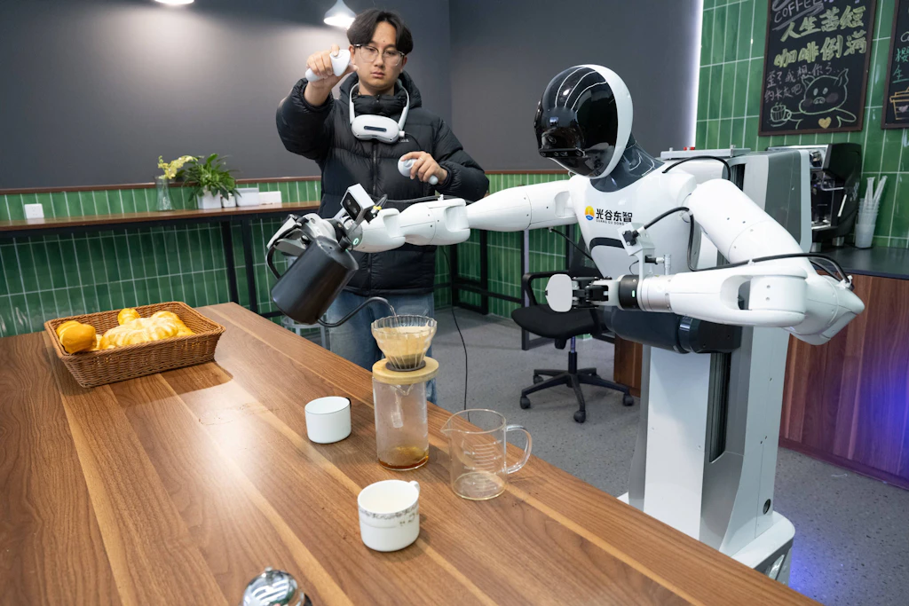 Ein chinesischer Roboter bereitet Kaffee zu. Südkorea setzt im Kampf gegen den Arbeitskräftemangel zunehmend auf automatisierte Geschäfte und Selbstbedienung.