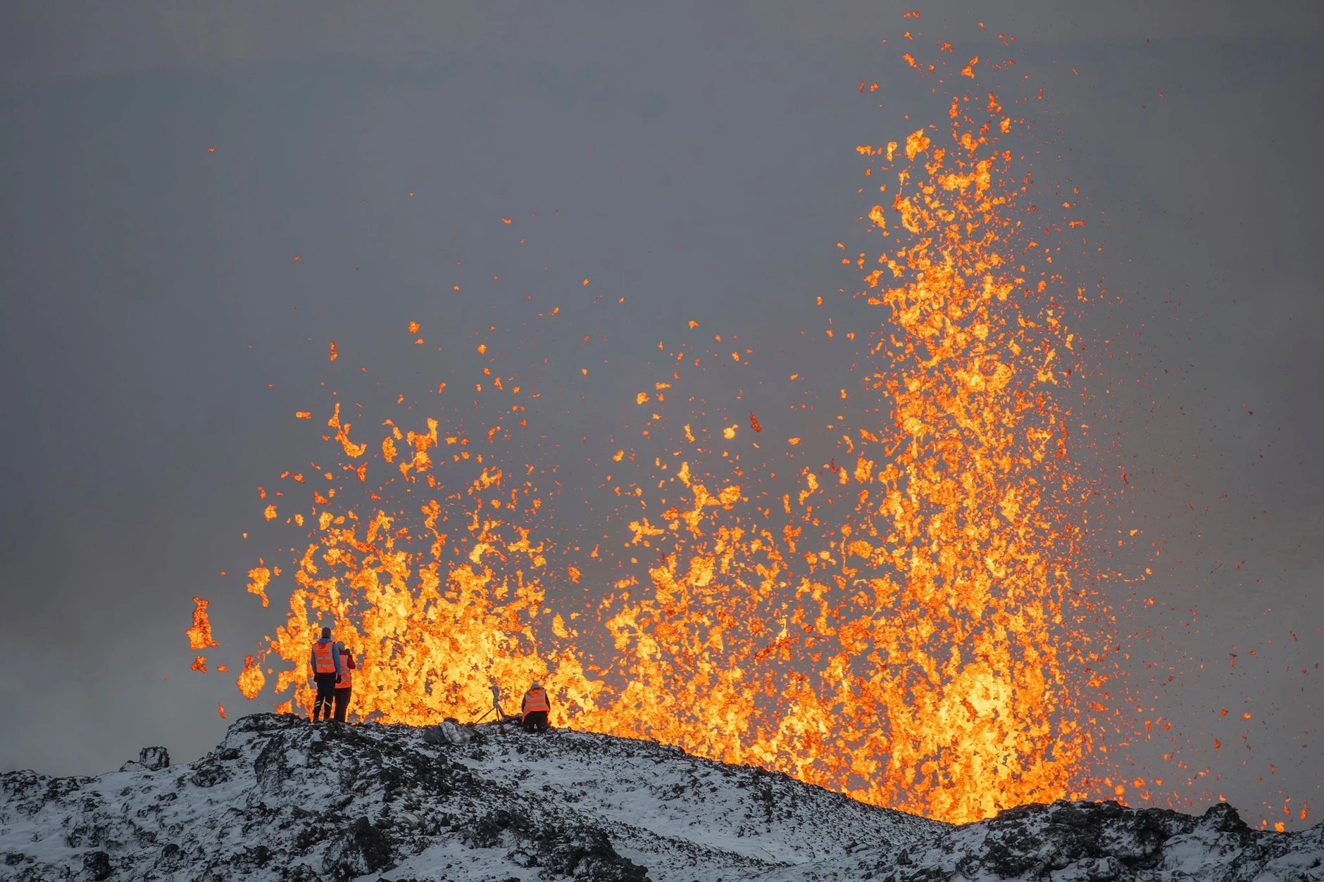 Glühende Lava schießt aus einem Vulkan – Menschen beobachten das Naturschauspiel aus nächster Nähe. Der Fund gelang an einem anderen, untermeerischen Vulkan. (Symbolfoto)