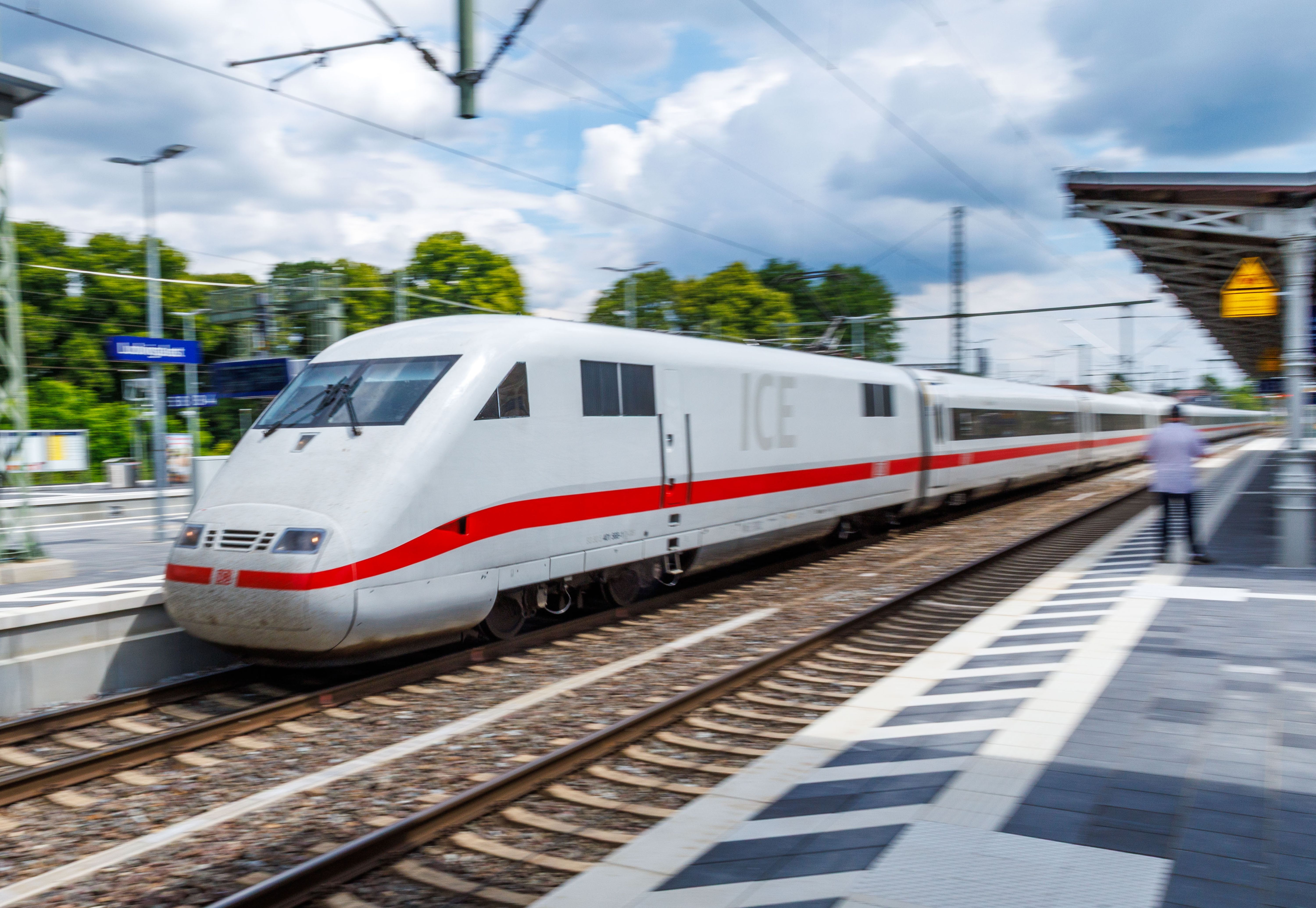 Aggressiver Passagier im Zug: Polizei schmeißt randalierenden Schwarzfahrer aus dem ICE