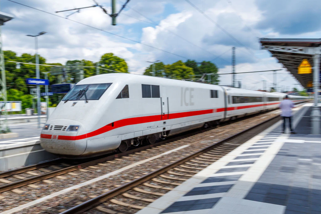 Ein ICE der Deutschen Bahn im Bahnhof Ludwigslust. (Symbolbild)