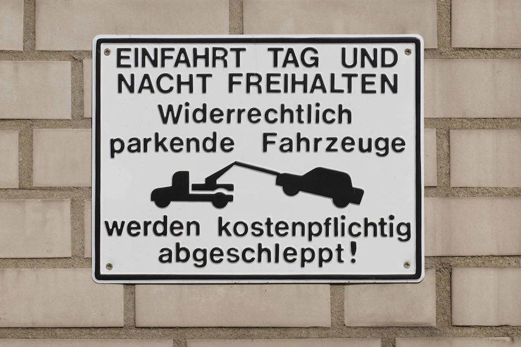„Die Kosten belaufen sich auf 394 Euro, inklusive einer saftigen Nachtzulage. Erst nachdem wir dieses Lösegeld gezahlt haben, wird uns der Standort des Wagens mitgeteilt.“