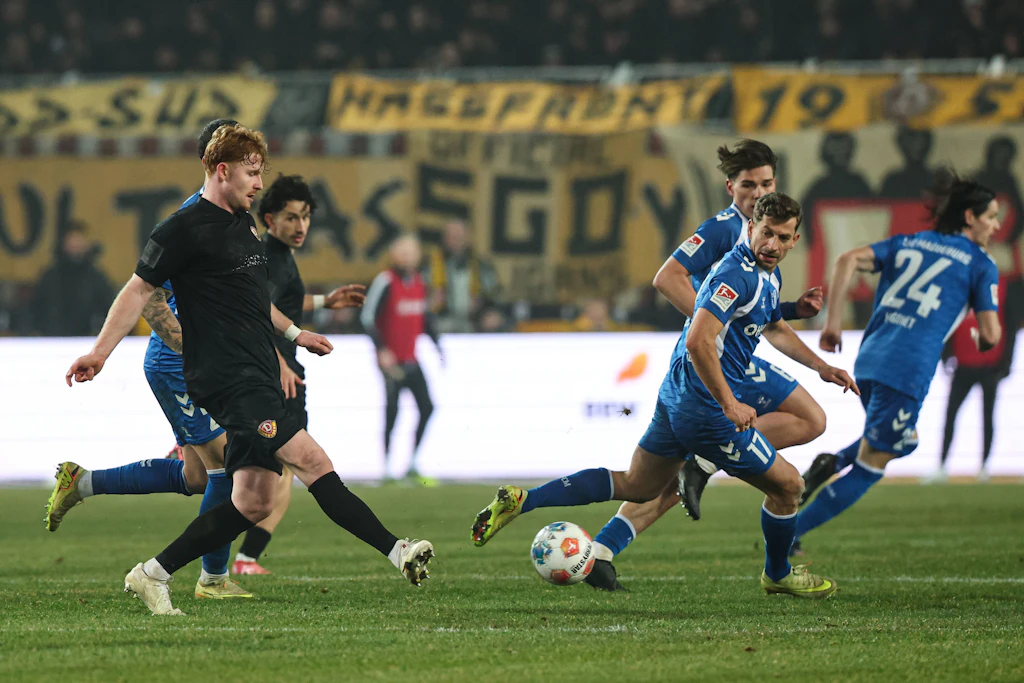 Robert Wagner (l.) spielt mit Dynamo Dresden am 8. Spieltag zuhause gegen den 1. FC Magdeburg (in Blau).