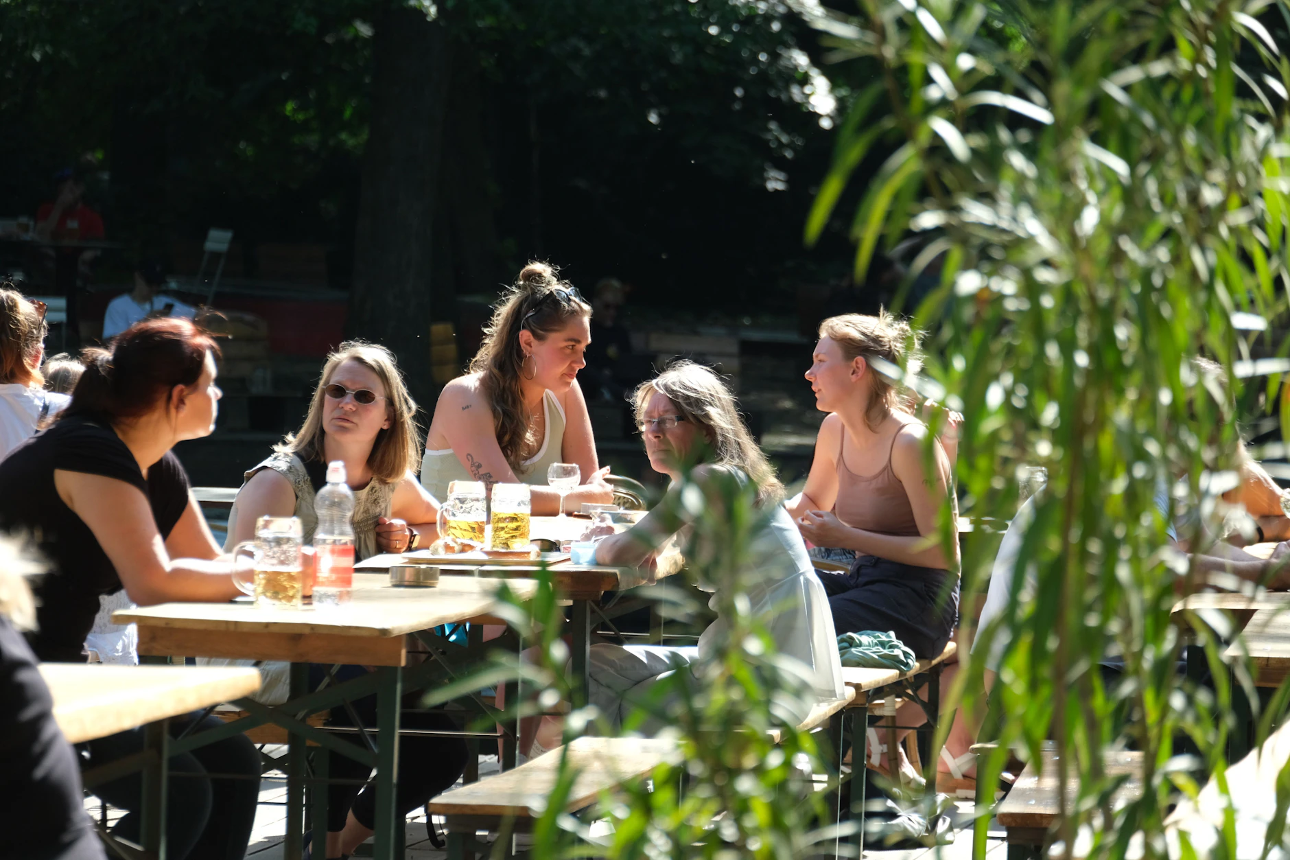 Draußen sitzen wie hier im Café am Neuen See in Berlin-Tiergarten: Für Berlin sind bis zum Wochenende angenehme Sommertemperaturen angekündigt.
