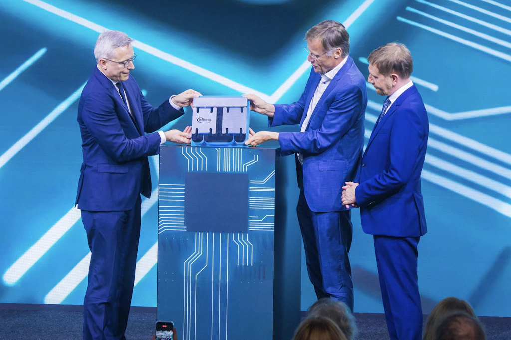 Eröffnung der Smart Power Fab: Bundesminister für Digitales und Staatsmodernisierung, Dr. Karsten Wildberger, Jochen Hanebeck, Vorstandsvorsitzender Infineon Technologies AG und Michael Kretschmer, Ministerpräsident Sachsen.