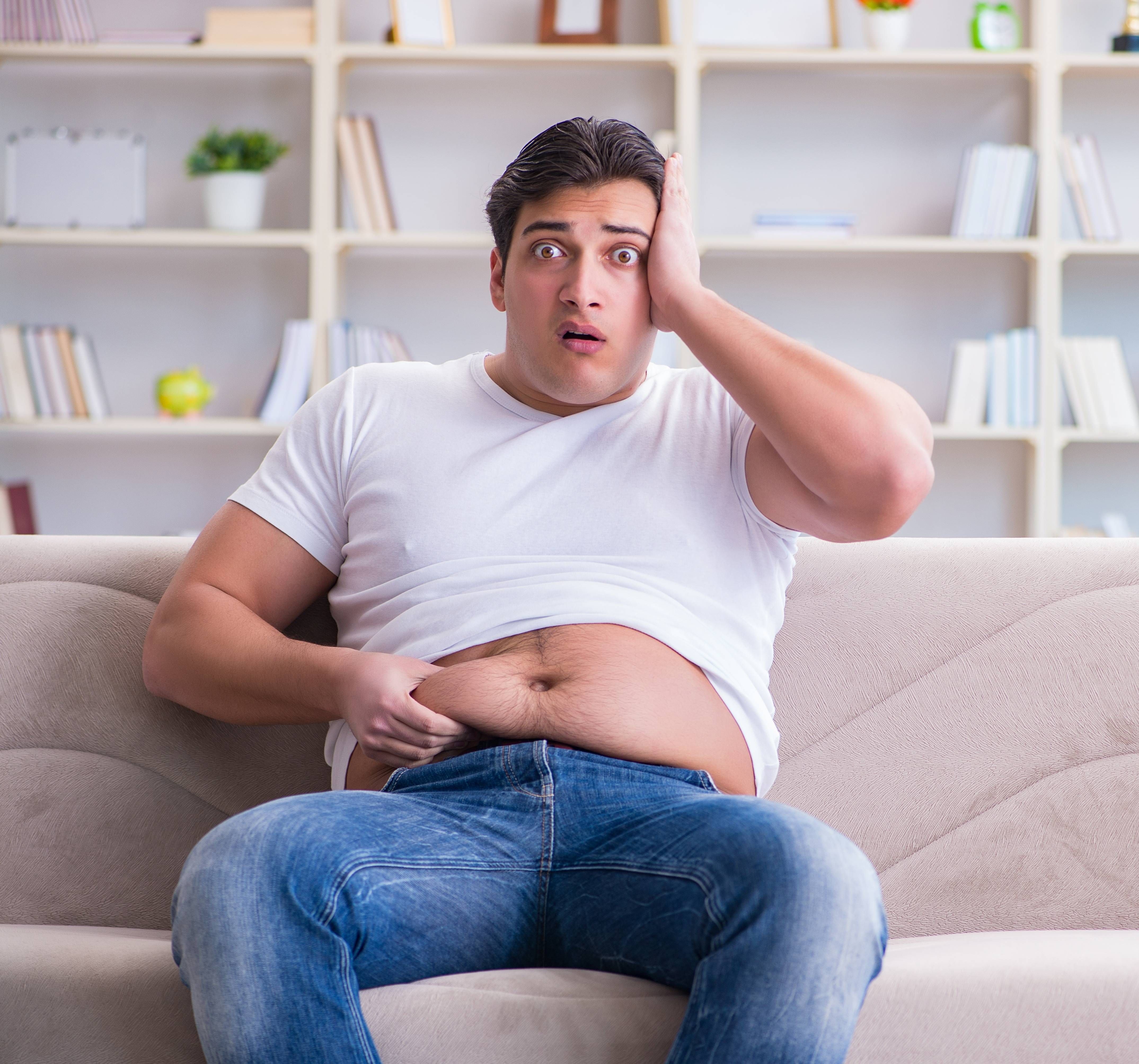 Sofa-Workout: Mit 4 einfachen Übungen in 10 Minuten zum flachen, straffen Bauch
