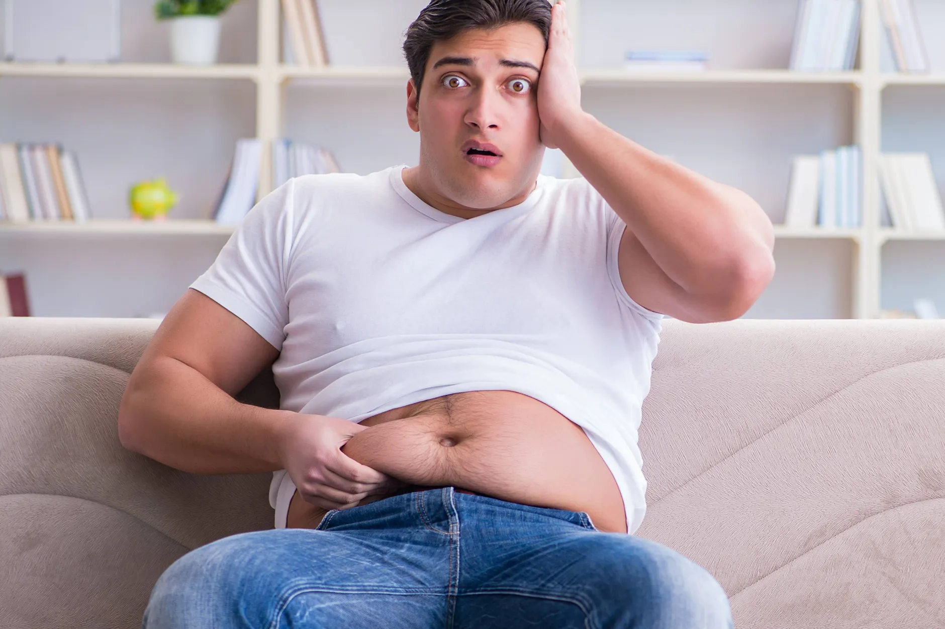 Aus der Plauze soll ein Sixpack werden? Gleich auf dem Sofa mit den Bauchmuskel-Übungen anfangen!