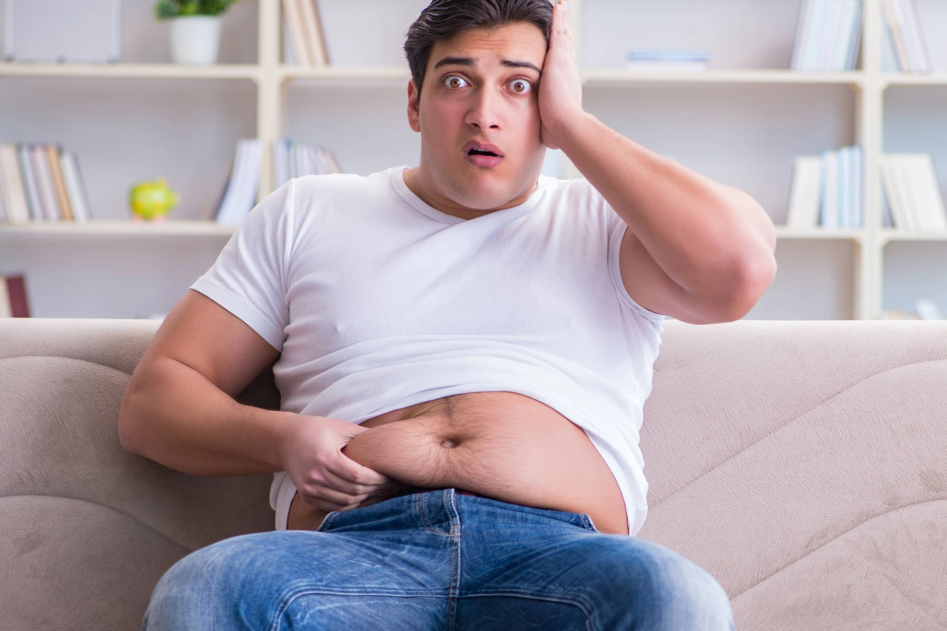 Aus der Plauze soll ein Sixpack werden? Gleich auf dem Sofa mit den Bauchmuskel-Übungen anfangen!