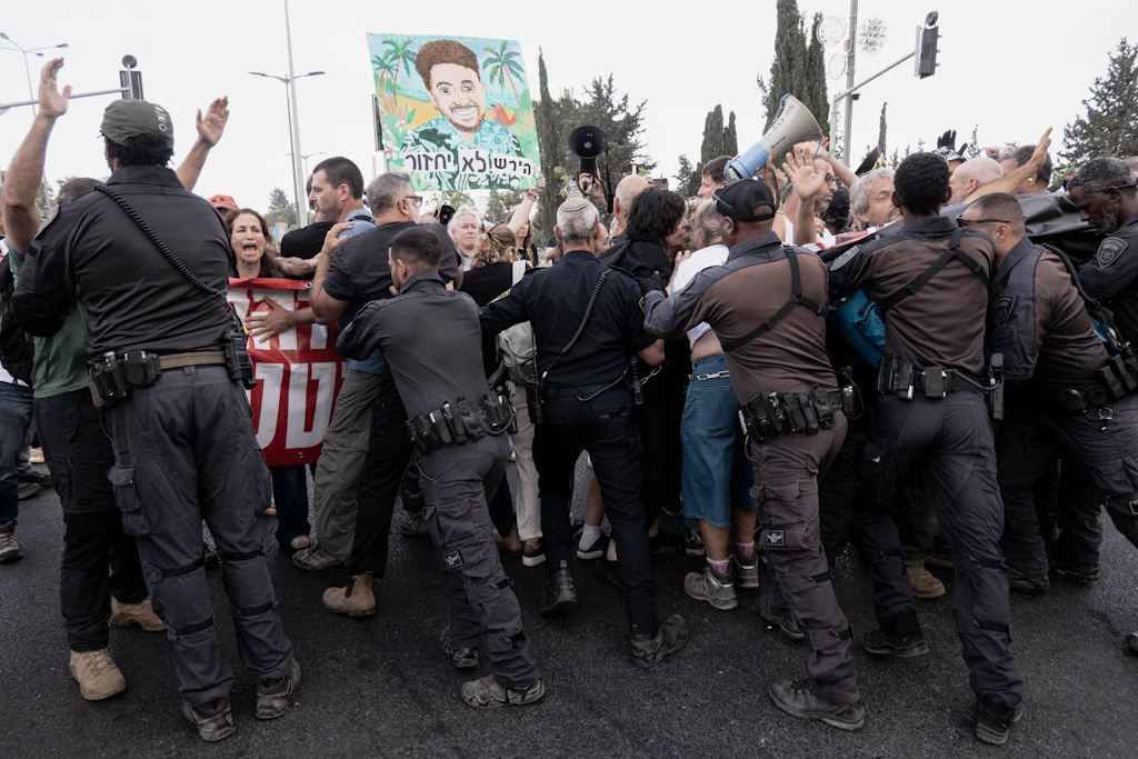 Zusammenstoß zwischen Demonstranten und Polizei vor der Knesset in Jerusalem. 