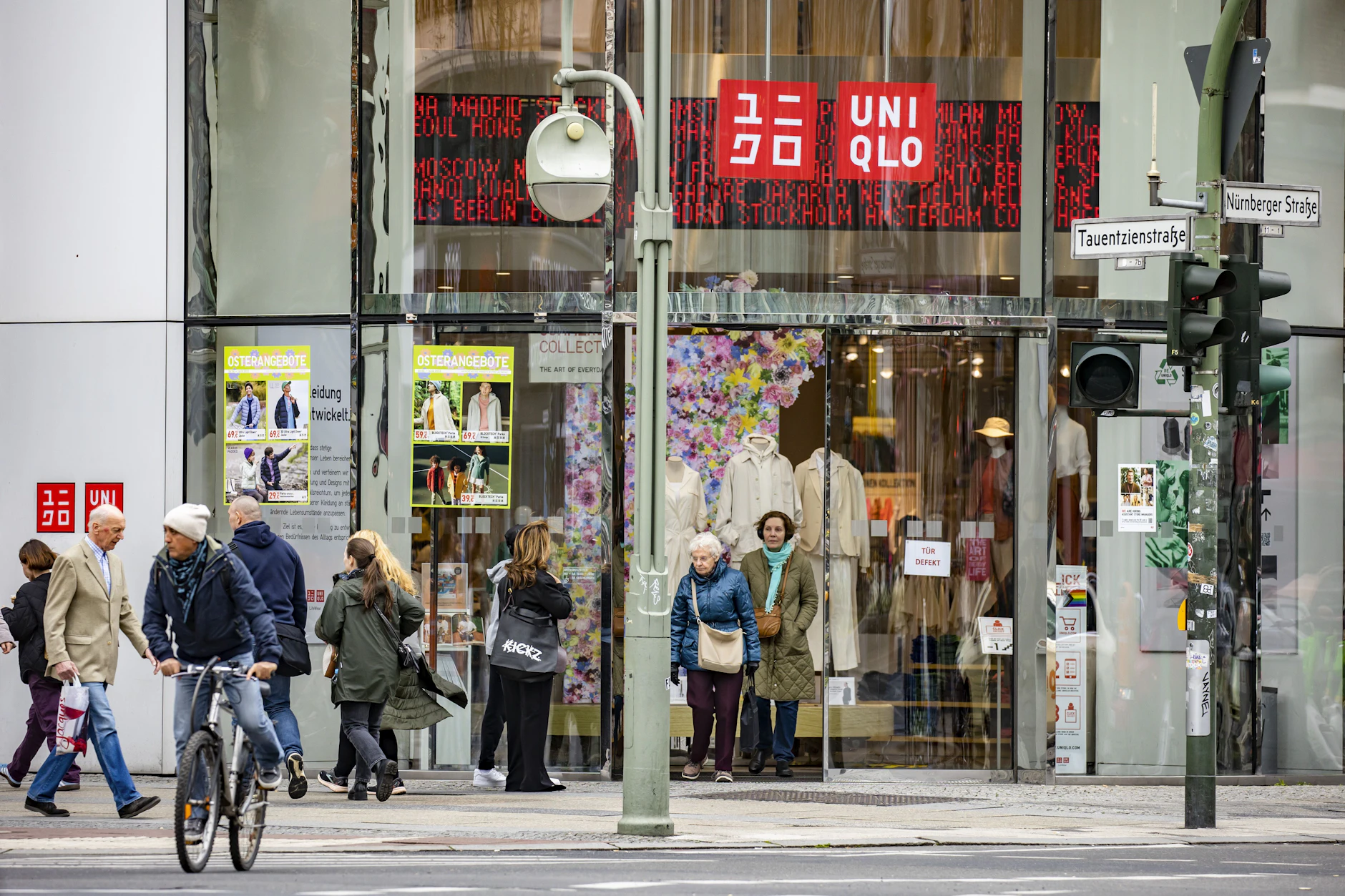 Im Uniqlo Laden in der Tauentzienstrasse gibt es das Angebot bis Ende des Jahres.