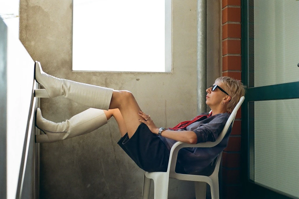 Mit Stil: So chillt Kerstin Geffert im Gartenstuhl.