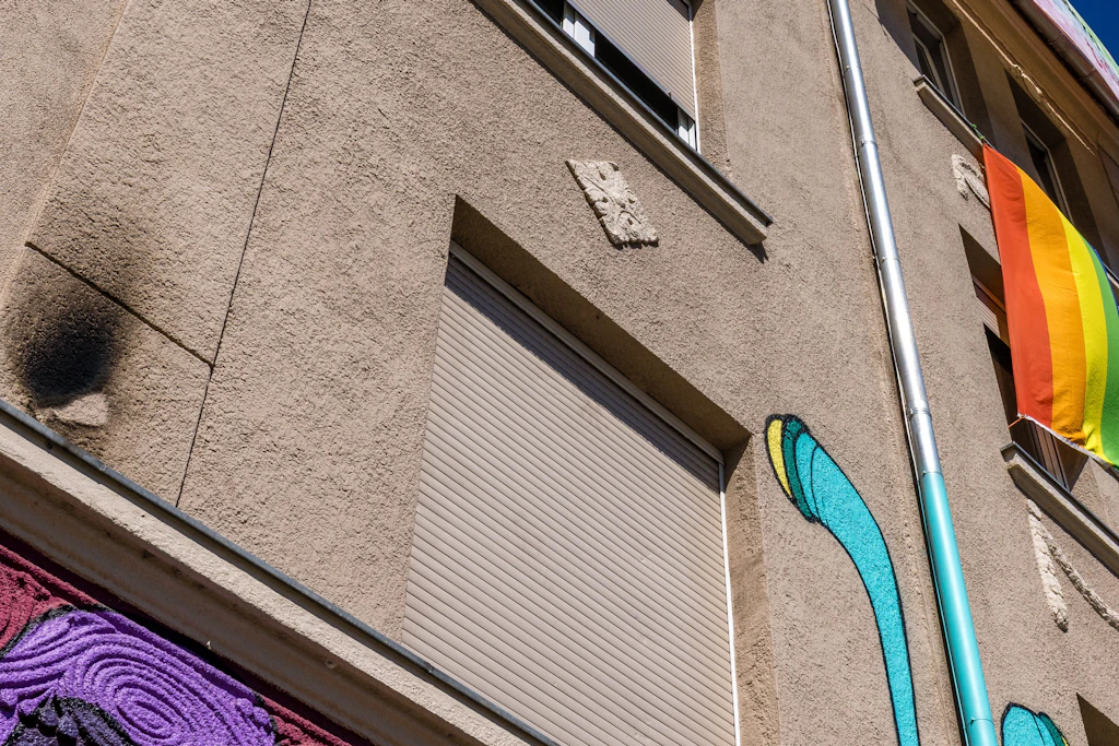 An der Fassade des alternativen Wohnprojekts „Zelle 79“ hat ein Brandsatz Spuren hinterlassen.
