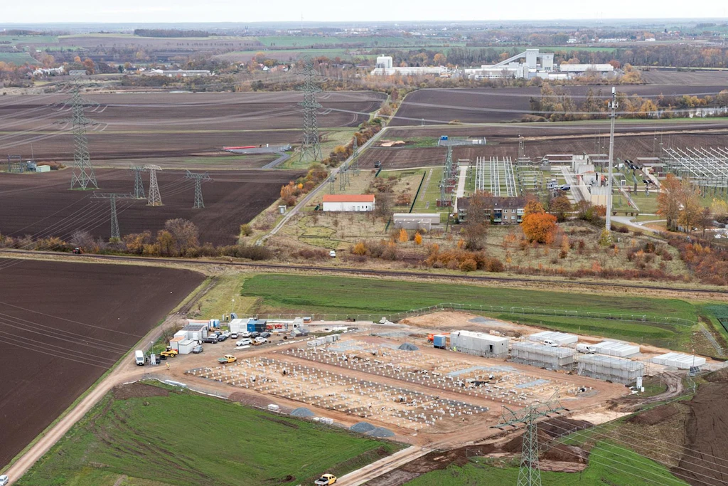 In Förderstedt in Sachsen-Anhalt entsteht derzeit einer der größten Batteriespeicher in ganz Deutschland.
