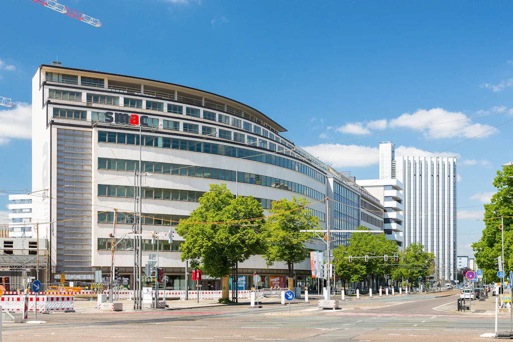 Das ehemalige Kaufhaus Schocken ist Chemnitz ist heute das Staatliches Museum für Archäologie - im Erdgeschoss befindet sich das beliebte Café „Julius“.