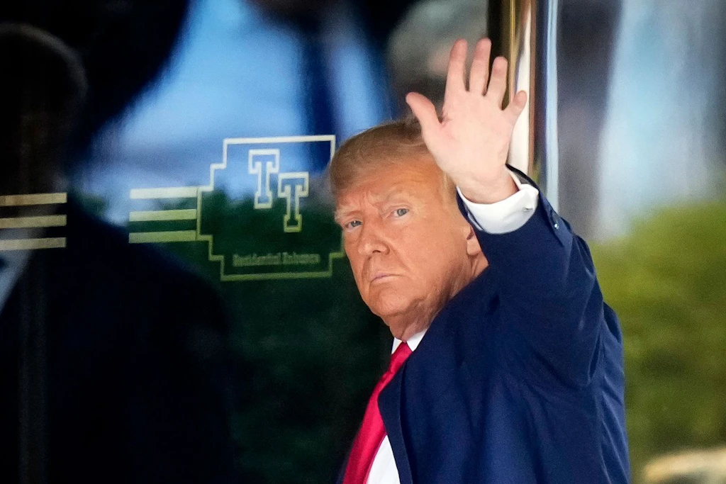 Donald Trump betritt den Trump Tower in New York.