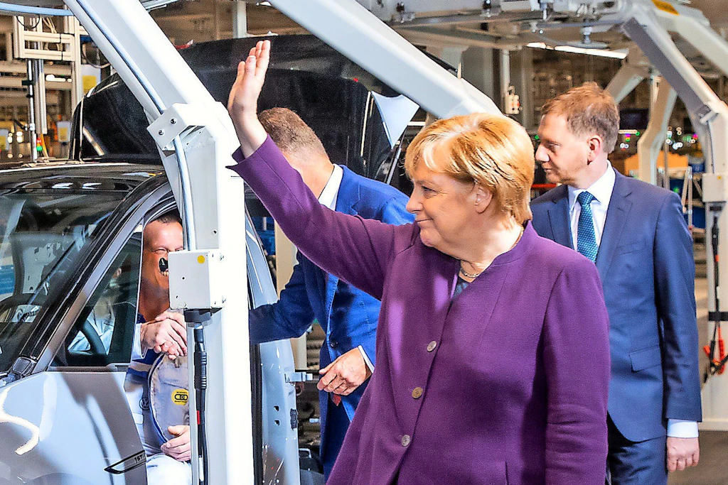 Mit großem Tamtam und Bundeskanzlerin Angela Merkel wurde 2019 die Produktion des Elektroautos ID.3 in Zwickau eingeläutet. Heute kämpft MP Kretschmer (im Hintergrund) um das Überleben des Werkes.