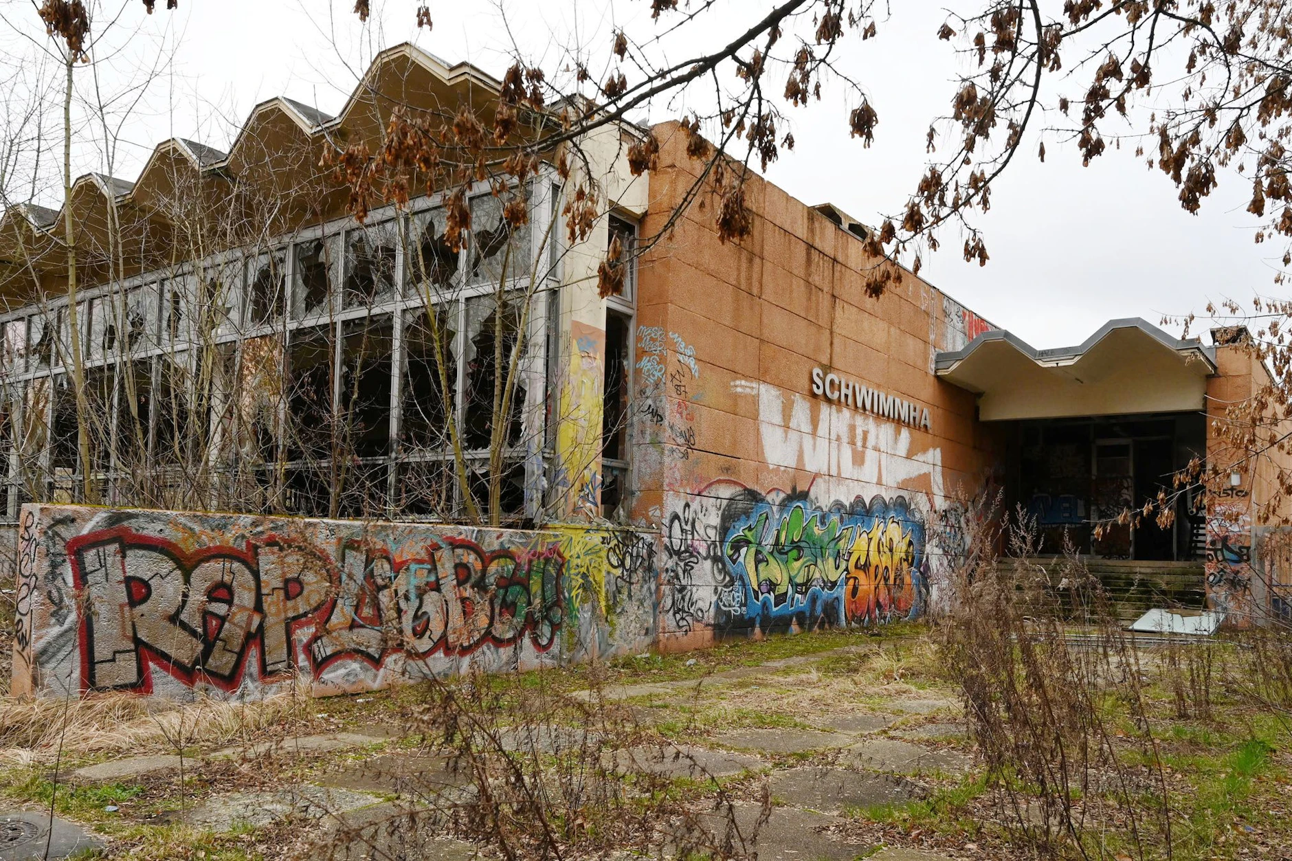 Seit Jahren ist diese Schwimmhalle in Pankow eine Ruine.