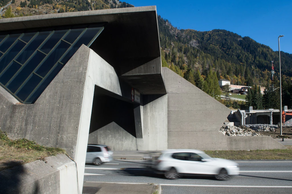 Ein Auto verlässt das Südportal des Gotthard-Straßentunnels. Symbolbild.