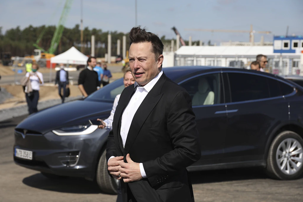 Tesla-Chef Elon Musk auf der Baustelle der Gigafactory in Grünheide (Archivbild von 2020)