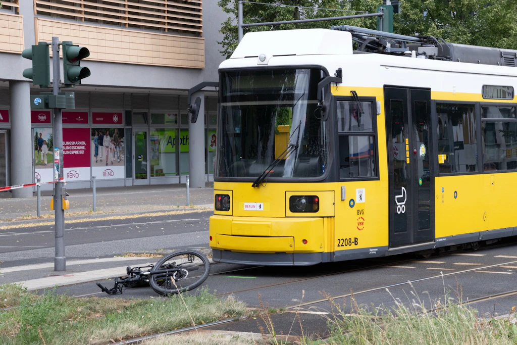 Kurz vor 8 Uhr kam es in Adlershof zu einem Verkehrsunfall zwischen einer Tram und einem 70-jährigen Radfahrer.