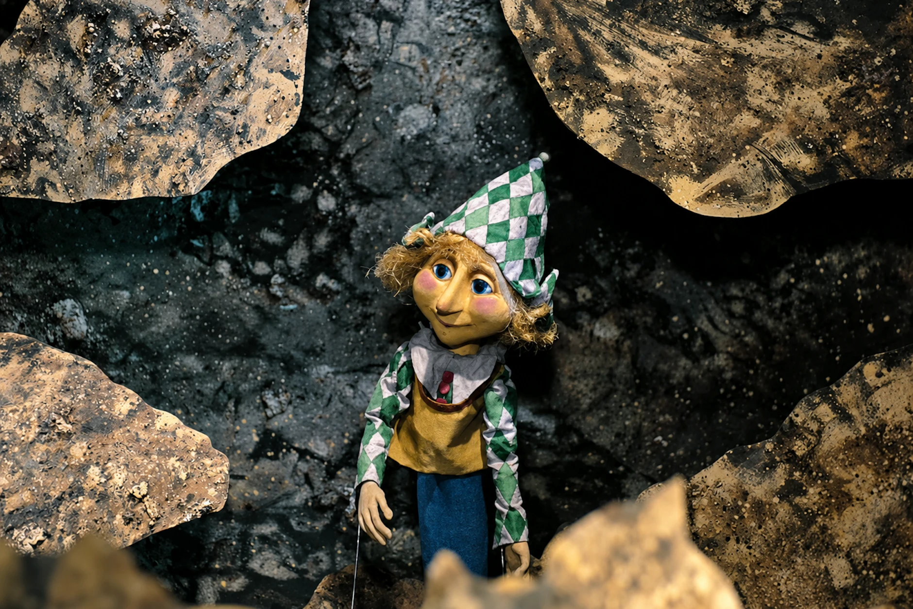 Kasper landet am Ende in einem Rattenbau. Wird es ihm gelingen, Gretel vor dem Teufel zu retten? Das zeigt der herrliche DDR-Puppenfilm „Das gestörte Fest“.
