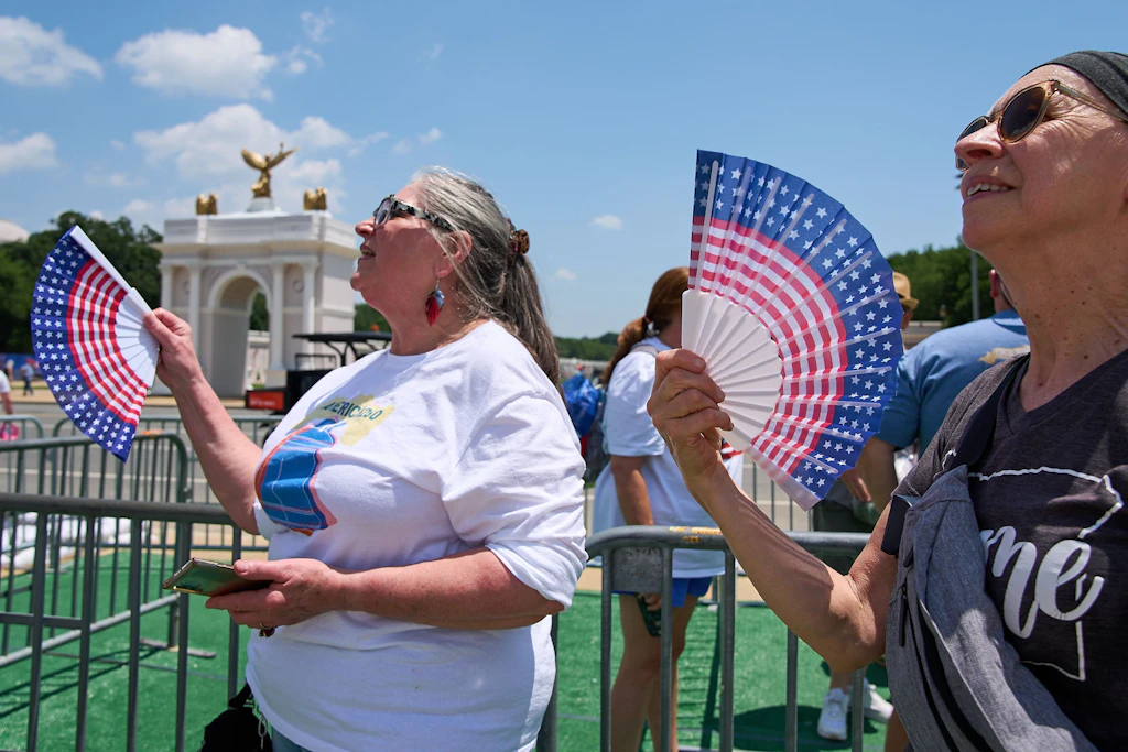 Besucherinnen fächeln sich bei extremer Hitze auf der Great American State Fair in Washington Luft zu.