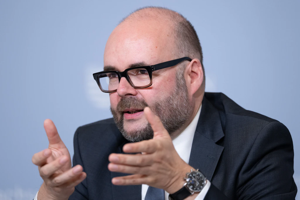 Christian Piwarz (CDU), Finanzminister von Sachsen, hatte vor wenigen Tagen die Planungen für den Doppelhaushalt 2027/2028 vorgestellt. Geplant ist die Rekordhaushaltssumme von 53,4 Milliarden Euro.