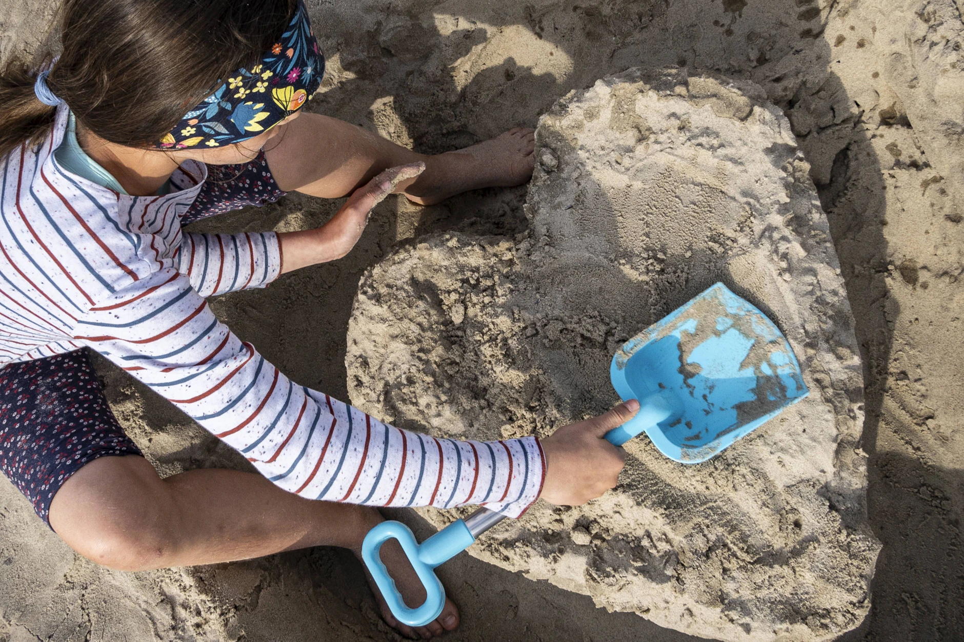 Gerade für Familien mit kleineren Kindern bietet die Ostsee viele Möglichkeiten. Das Spielen und Buddeln im feinkörnigen Sand gehört zu den beliebten Vergnügungen.