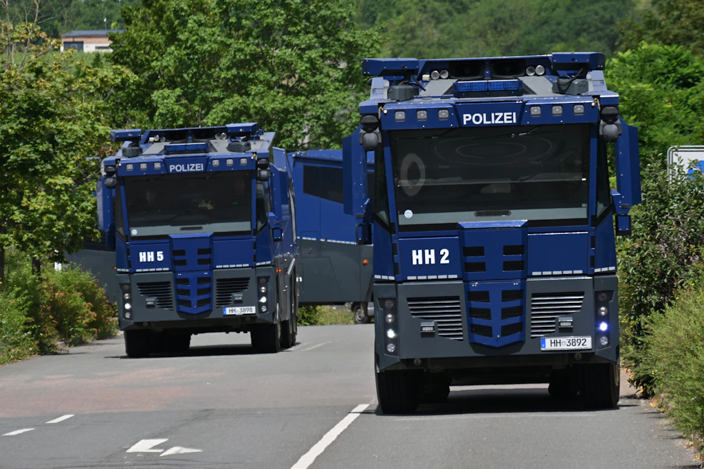 Wasserwerfer der Polizei stehen in der Nähe der Messe Erfurt.