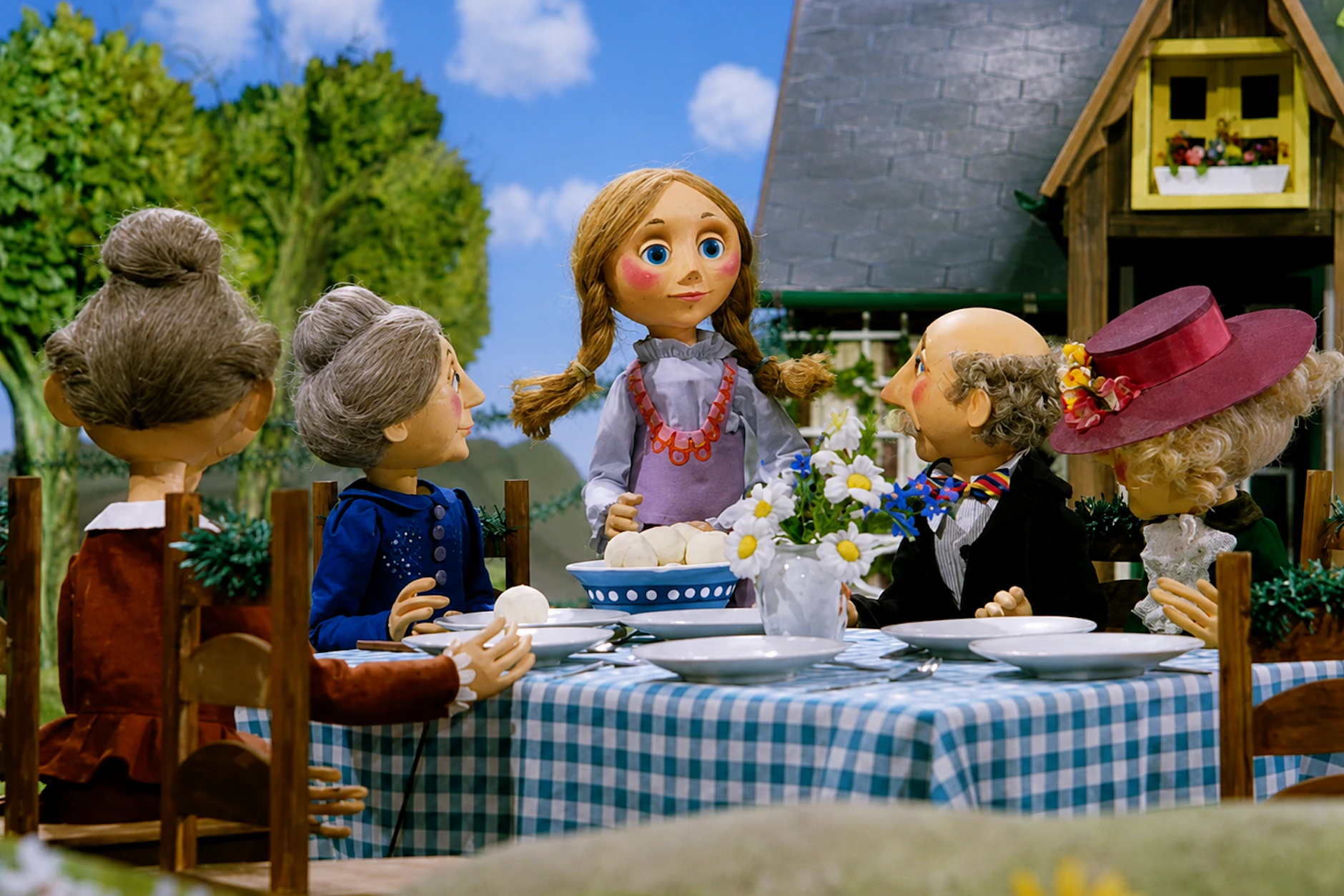 Gretel und der Kasper wollen im DEFA-Film „Das gestörte Fest“ aus der DDR ein Fest für die Omas ausrichten. Doch der Teufel stört.