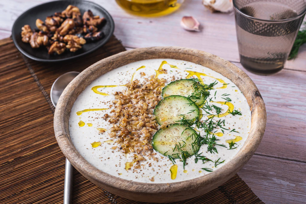 Kalte Gurkensuppe mit Walnüssen, in Bulgarien als Tarator bekannt.