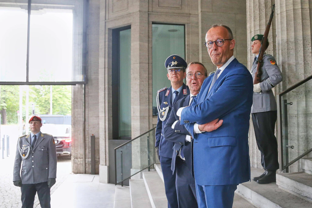 Bundesverteidigungsministerium: Bundesminister der Verteidigung Boris Pistorius und Bundeskanzler Friedrich Merz warten auf den Beginn der Kabinettssitzung.
