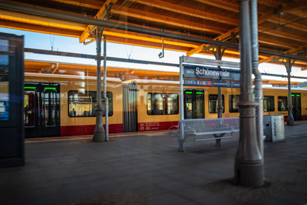 Eine S-Bahn im Bahnhof Schöneweide: derzeit ein seltener Anblick.