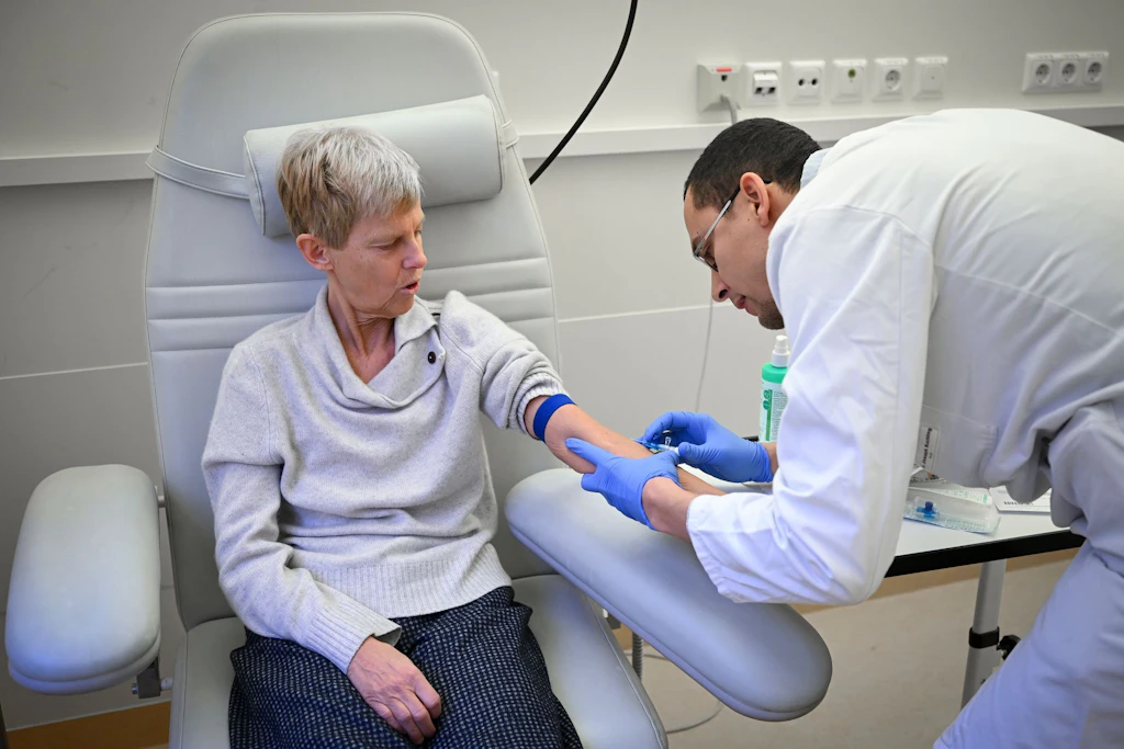 Ein Bluttest könnte bei der Alzheimer-Diagnose helfen.