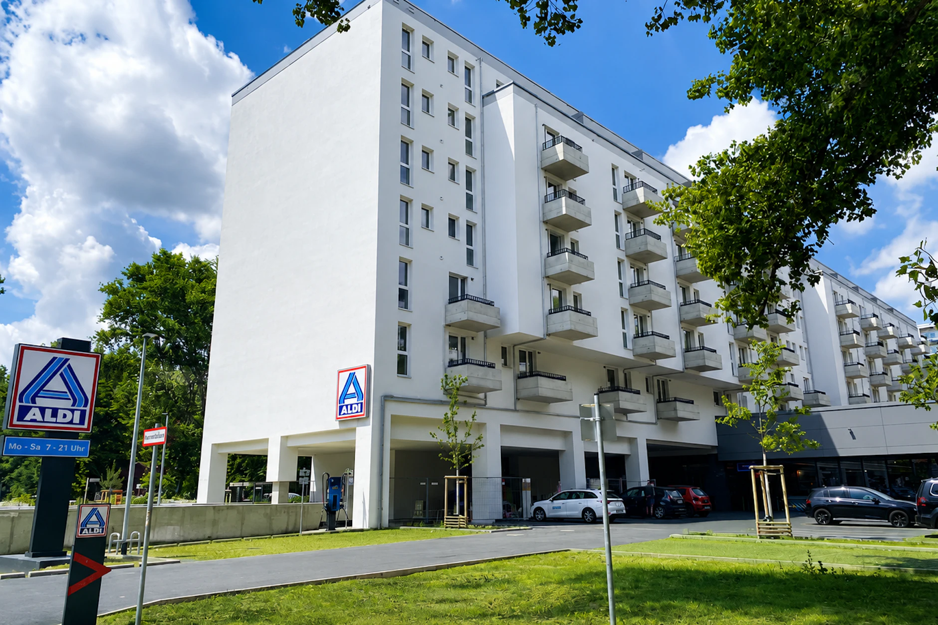 Preiswert wohnen und preiswert einkaufen: In der Sewanstraße 259 in Berlin-Lichtenberg geht beides. Die Degewo hat 136 Wohnungen gebaut, Aldi betreibt den Supermarkt.