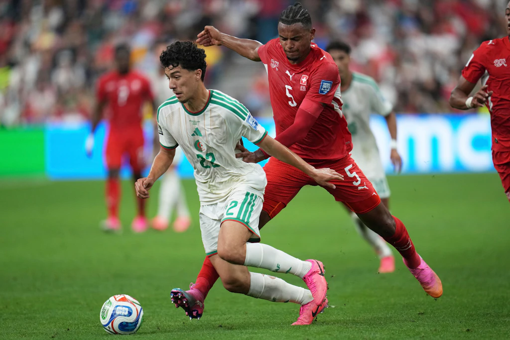 Ibrahim Maza (l) kämpft mit dem Schweizer Manuel Akanji bei der WM um den Ball.
