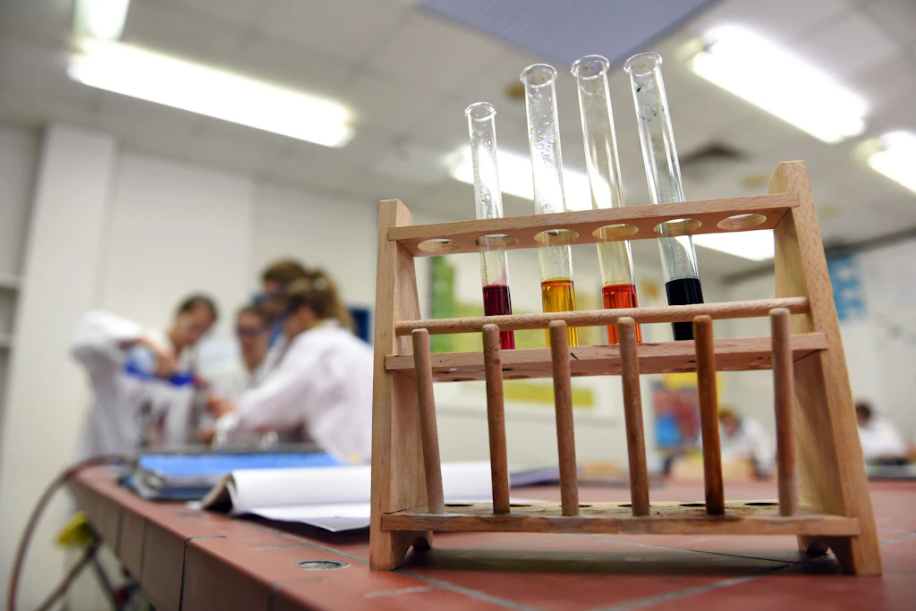 Schüler experimentieren in einem Labor. (Archivbild)