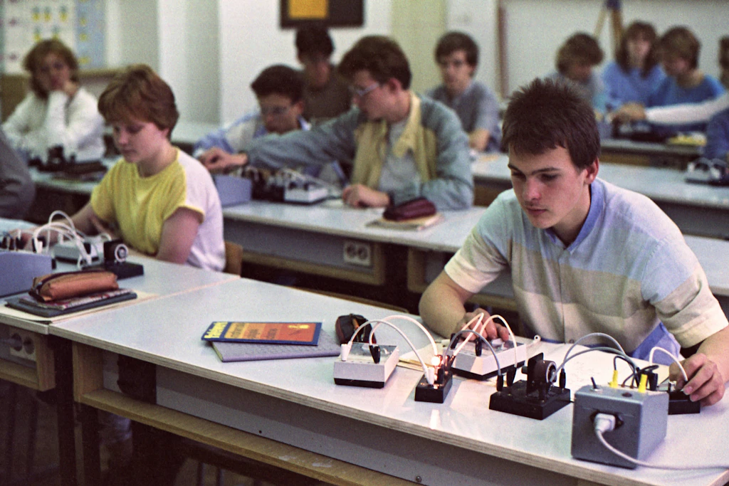 Raketen an der Fassade: Was aus dieser DDR-Schule in Berlin jetzt wird
