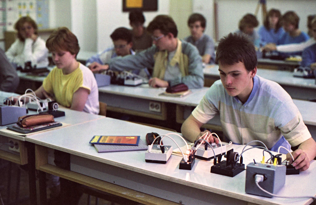 Raketen an der Fassade: Was aus dieser DDR-Schule in Berlin jetzt wird