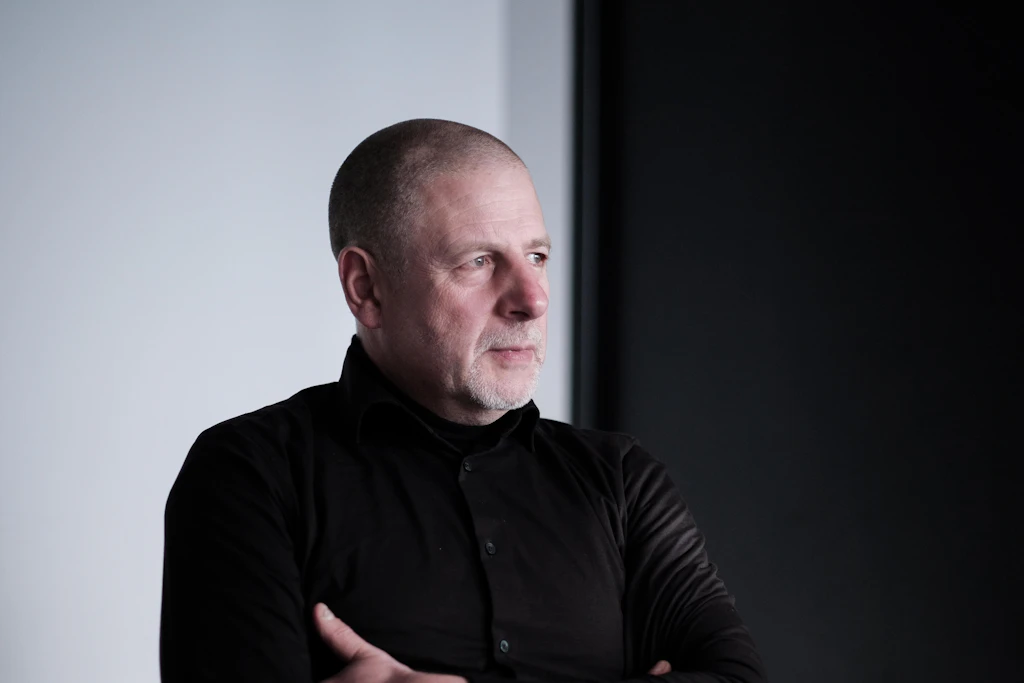 Der Verleger Götz Kubitschek bei einem Interview im Berliner Verlag.