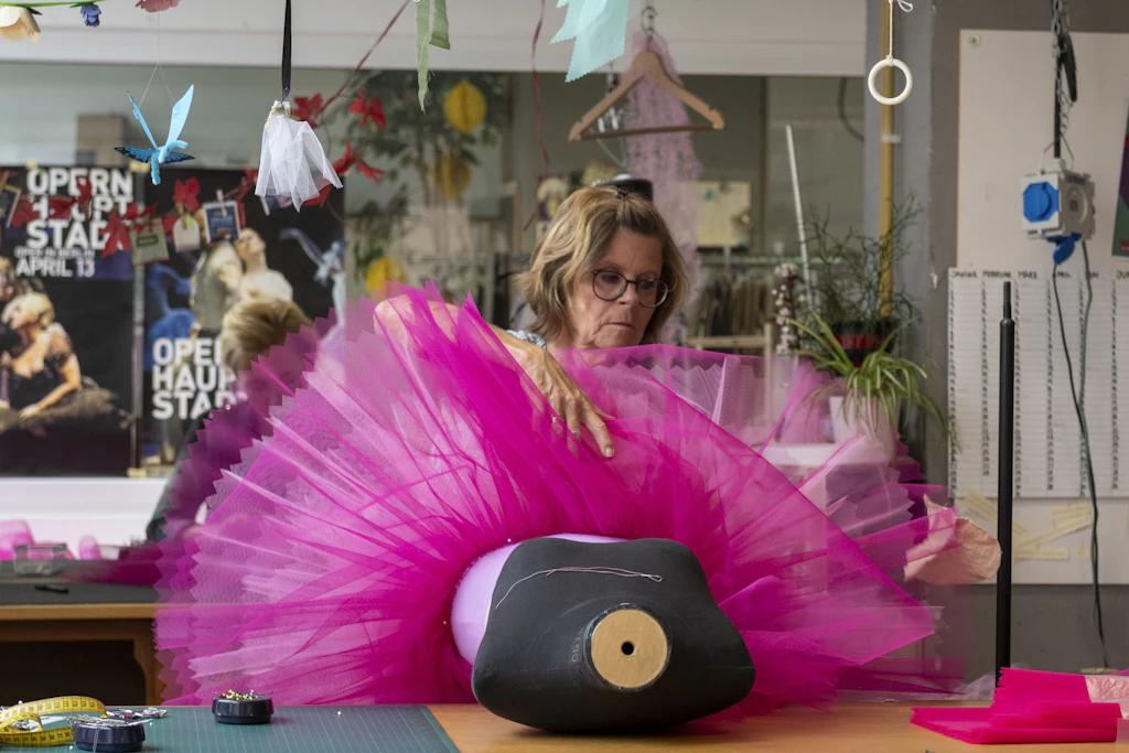 Ein Traum in Pink: Eine Theaterschneiderin bei der Tutu-Fertigung im Bühnenservice